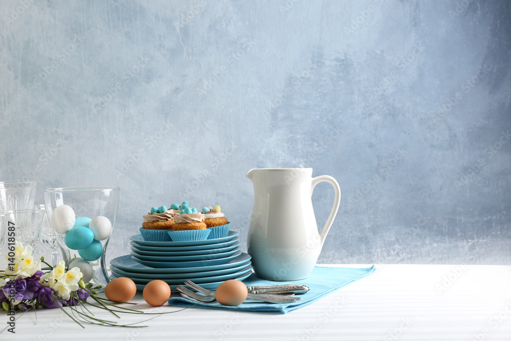 美丽的复活节餐桌，蓝色盘子