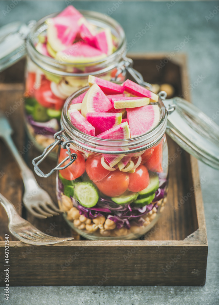 健康外卖罐的特写。木制玻璃罐中的蔬菜和鹰嘴豆芽纯素食沙拉