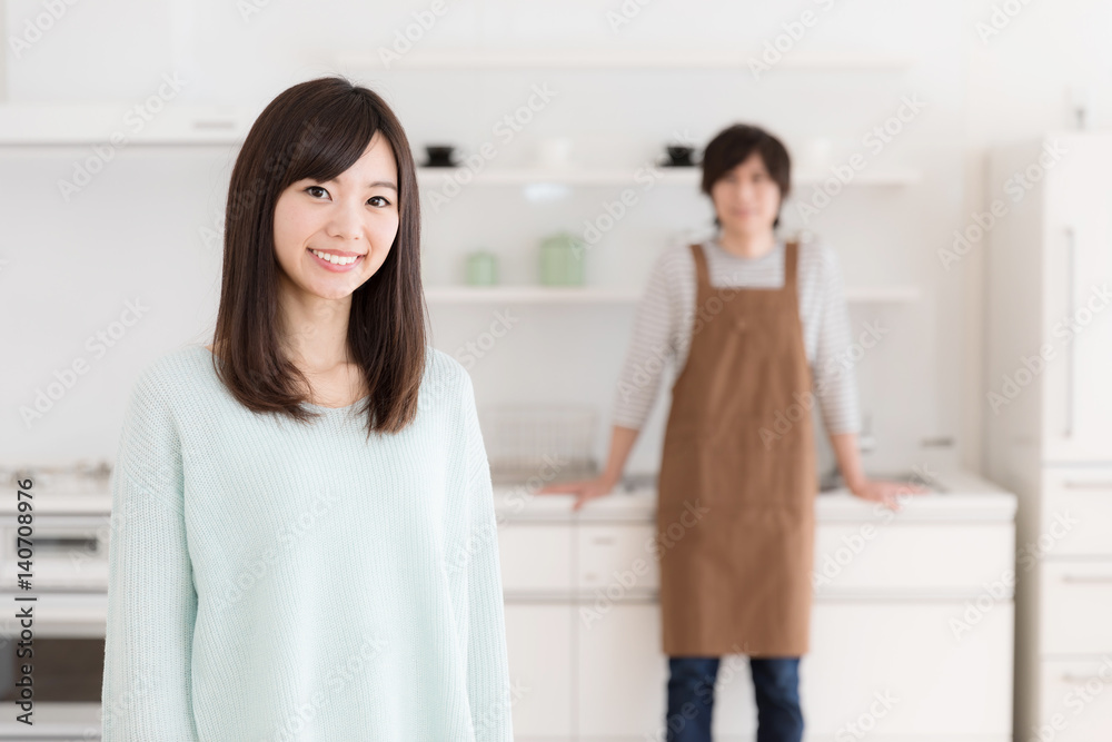 现代厨房里的年轻亚洲情侣