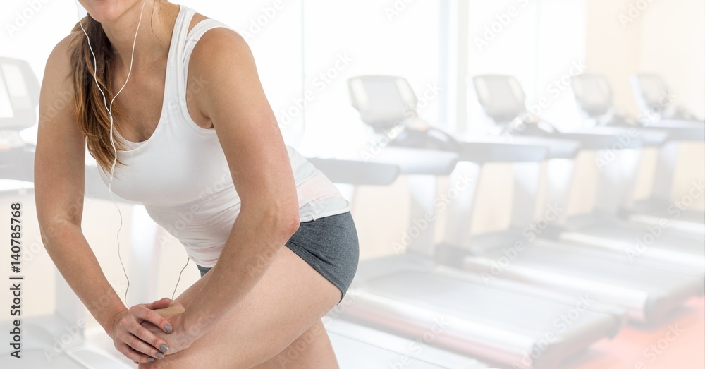 健身女性托索对抗健身房的合成图像