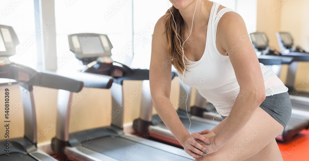 女性健身托索对抗健身房的合成图像