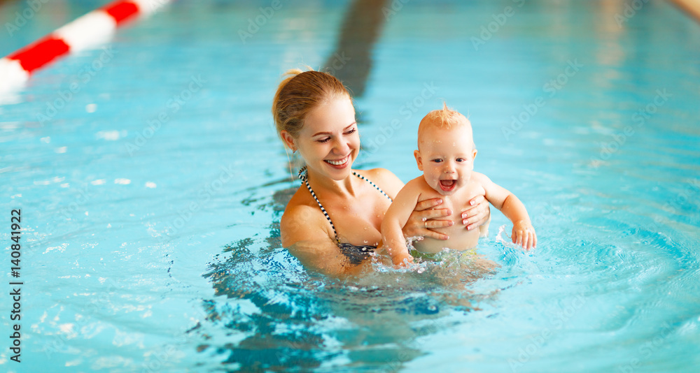 母亲和婴儿在游泳池游泳