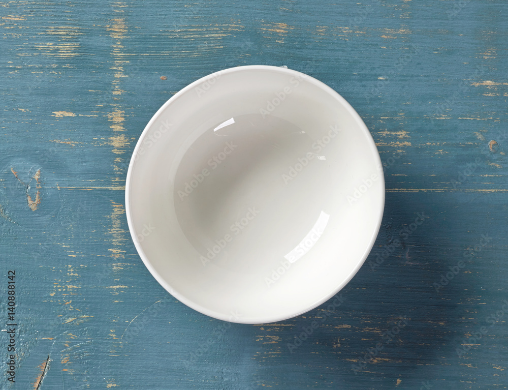 蓝色木桌上的白色碗