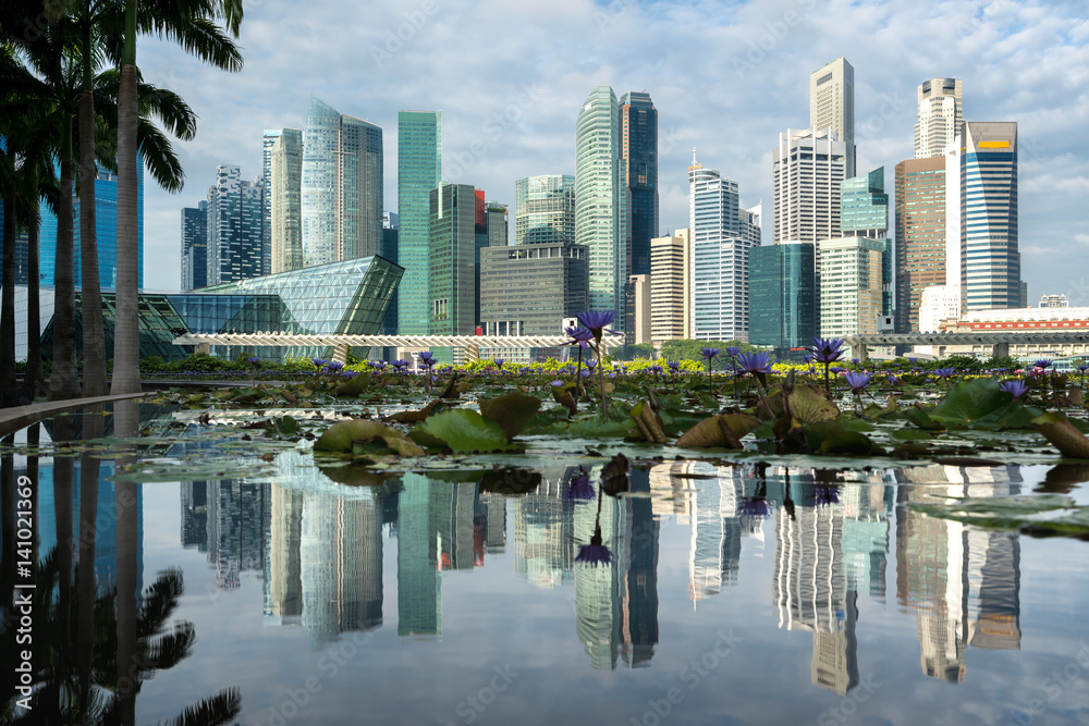 新加坡滨海湾的新加坡商业区，摩天大楼和倒影。