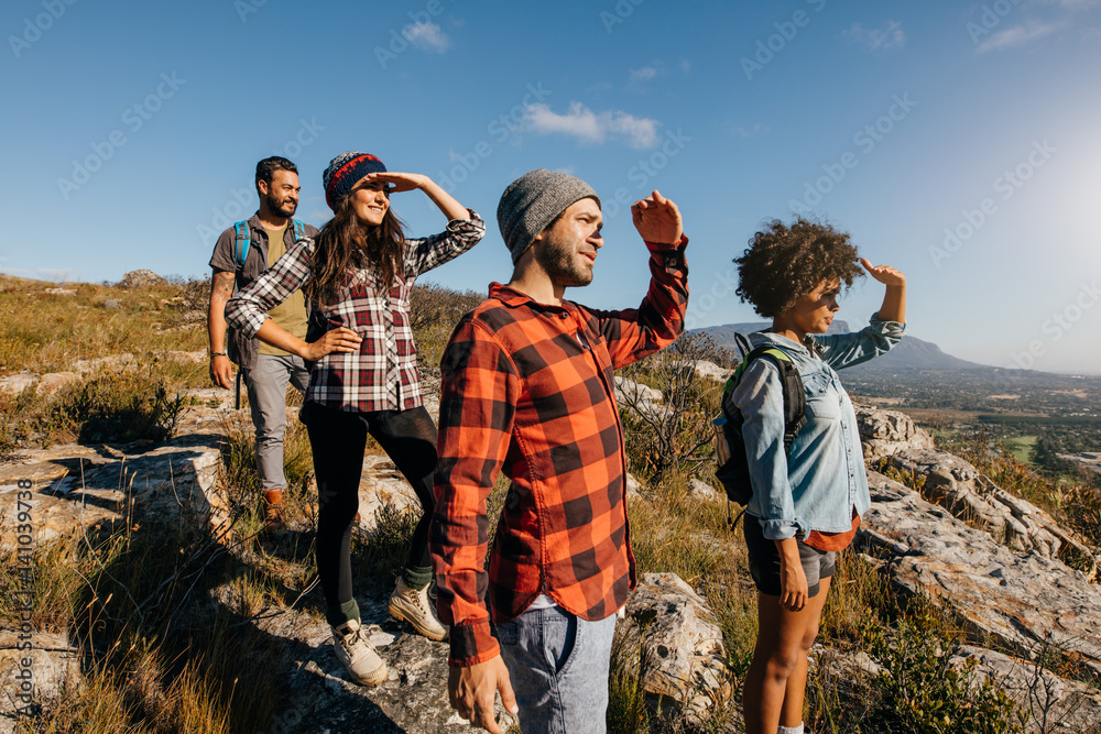 一群徒步旅行的朋友从山顶欣赏风景