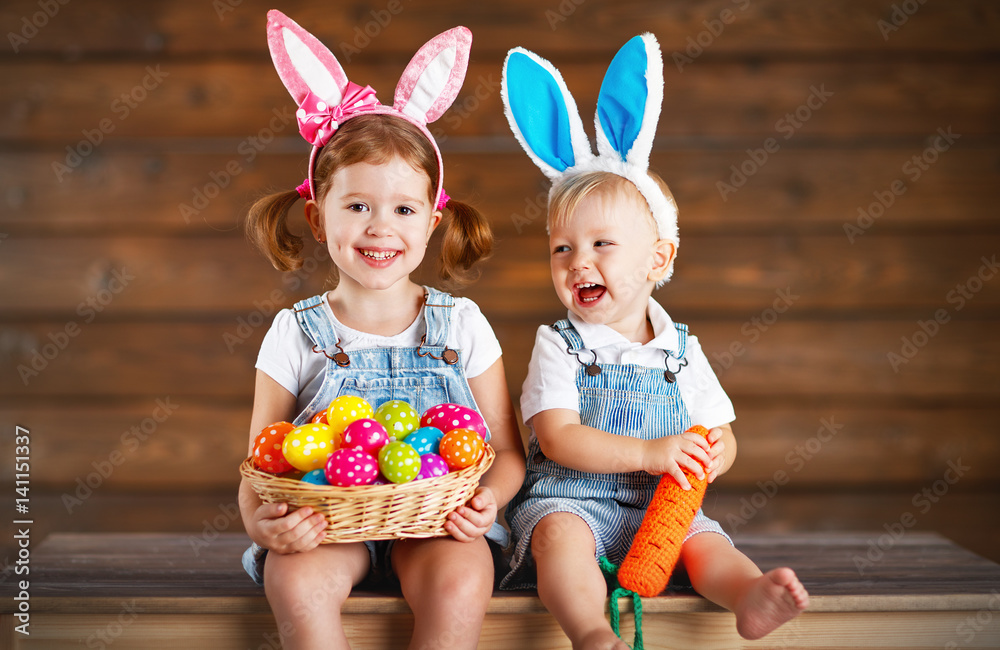 快乐的孩子们，男孩和女孩打扮成复活节兔子，木制篮子里有鸡蛋