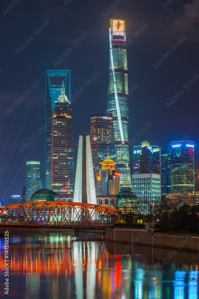 日落时分的上海浦东，中国上海。