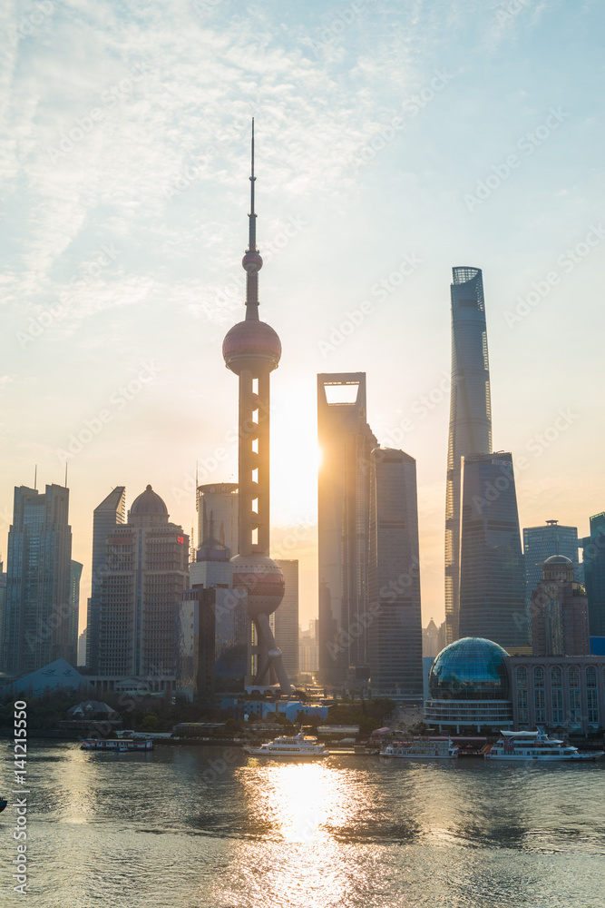 中国上海日出天际线。东方明珠塔和黄浦江。