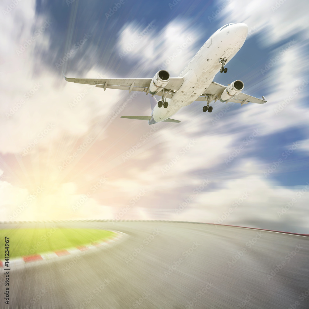 客机在美丽的天空下从跑道起飞，概念飞机运输和旅行