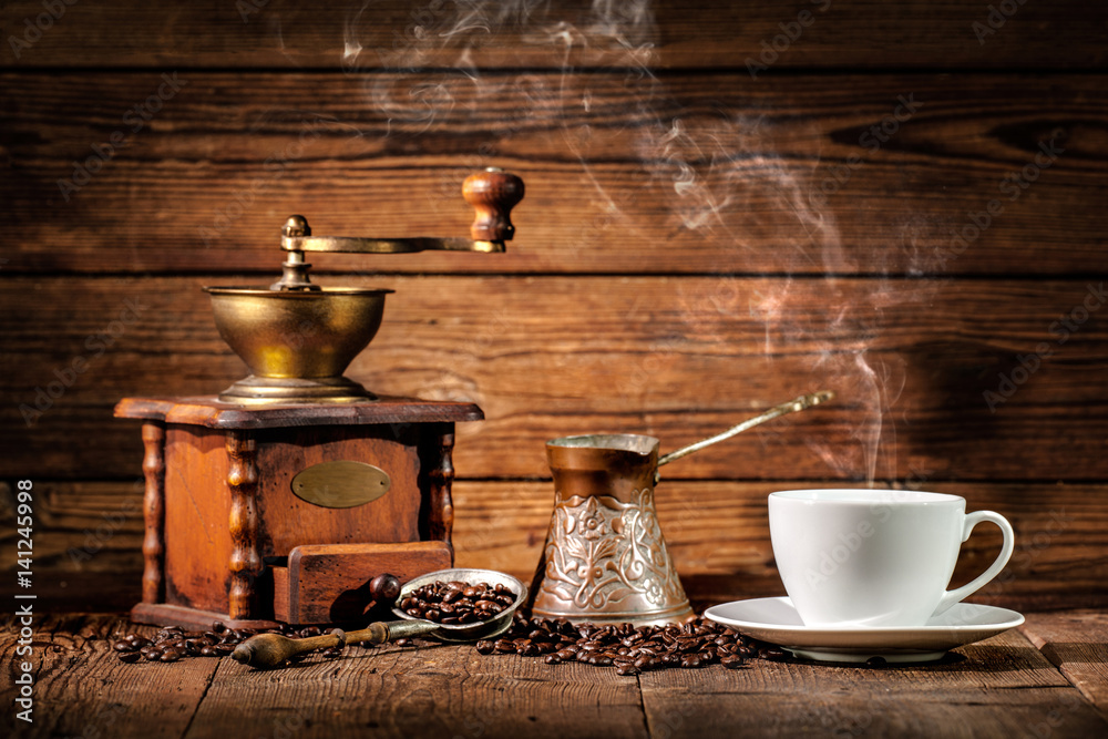 咖啡研磨机、土耳其咖啡和一杯咖啡