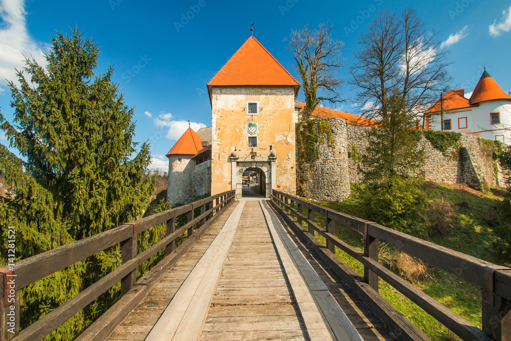 欧洲克罗地亚奥扎尔杰镇奥扎尔吉城堡入口