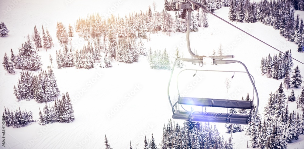 滑雪场的空滑雪缆车