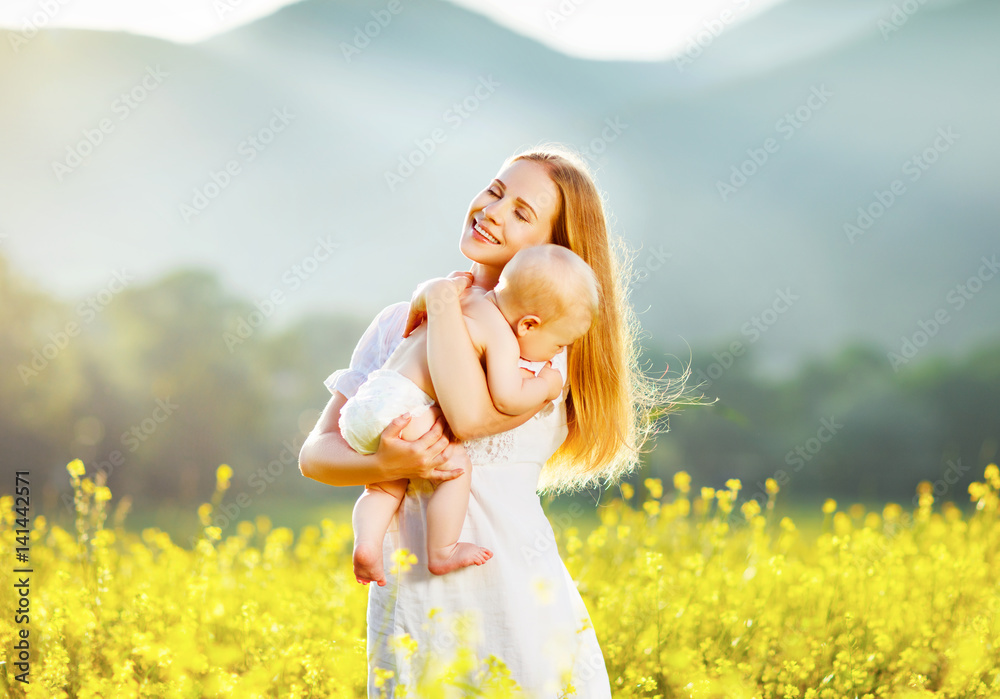 快乐的家庭，母亲和婴儿在夏天拥抱大自然