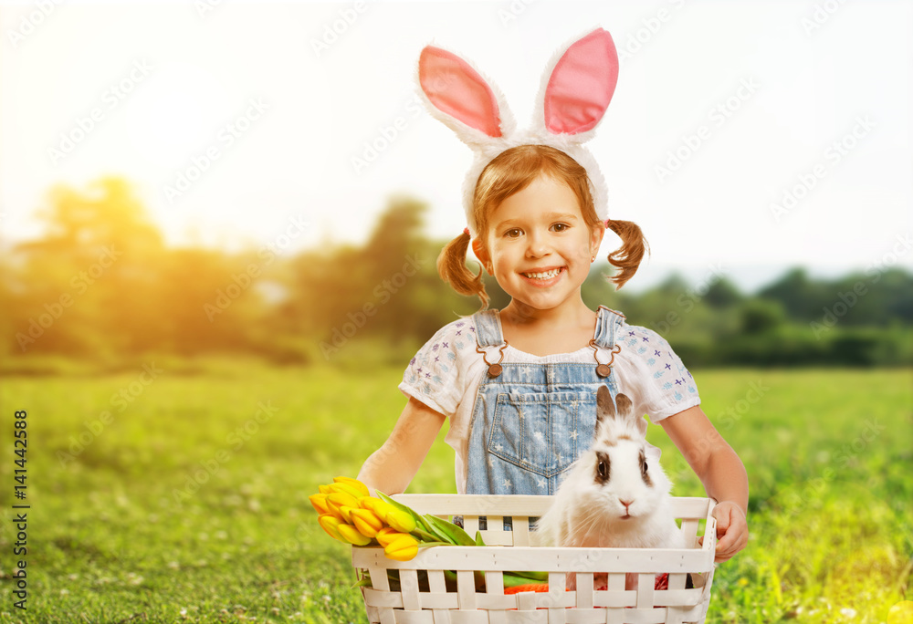 复活节快乐！漂亮的小女孩和兔子在大自然中