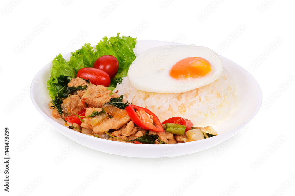 泰国菜，蒸米饭配煎蛋，清炒猪肉和热罗勒，白盘隔离