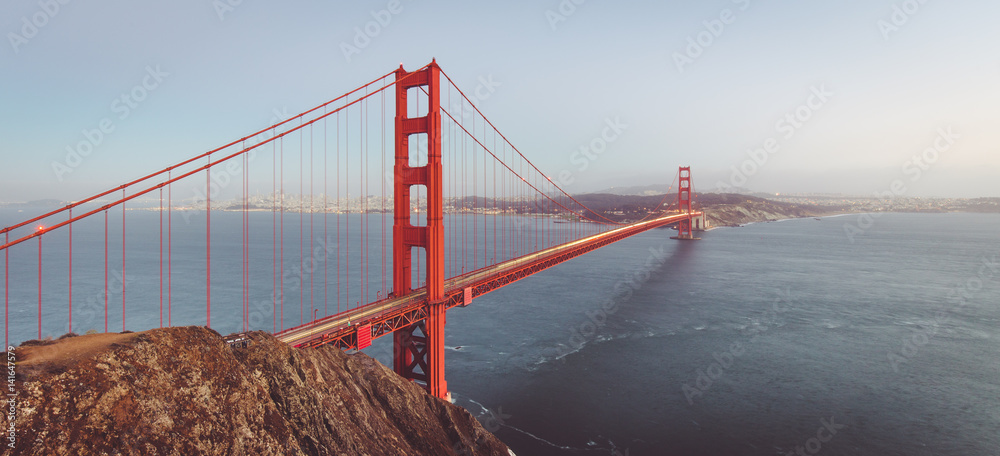 美国加利福尼亚州旧金山金门大桥黄昏全景