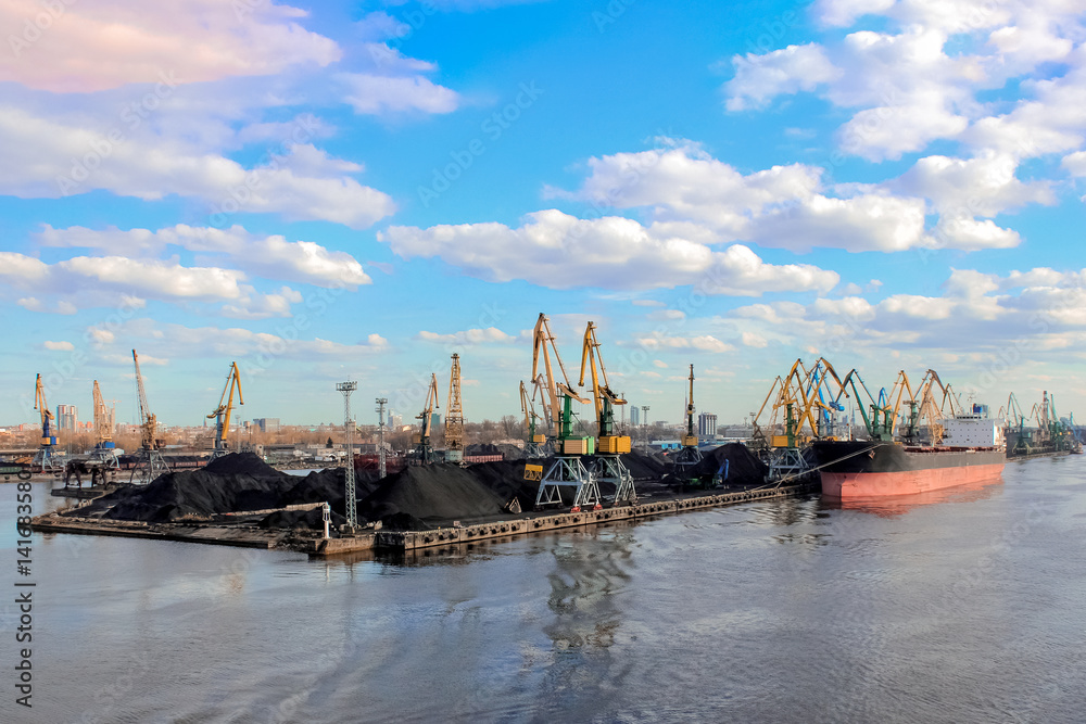 波罗的海煤炭码头，河边有港口起重机。里加货物
