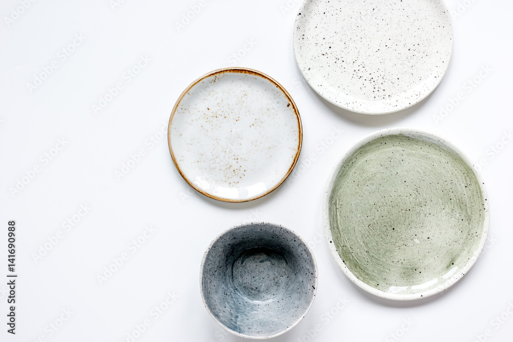 白色背景模型上的陶瓷餐具俯视图