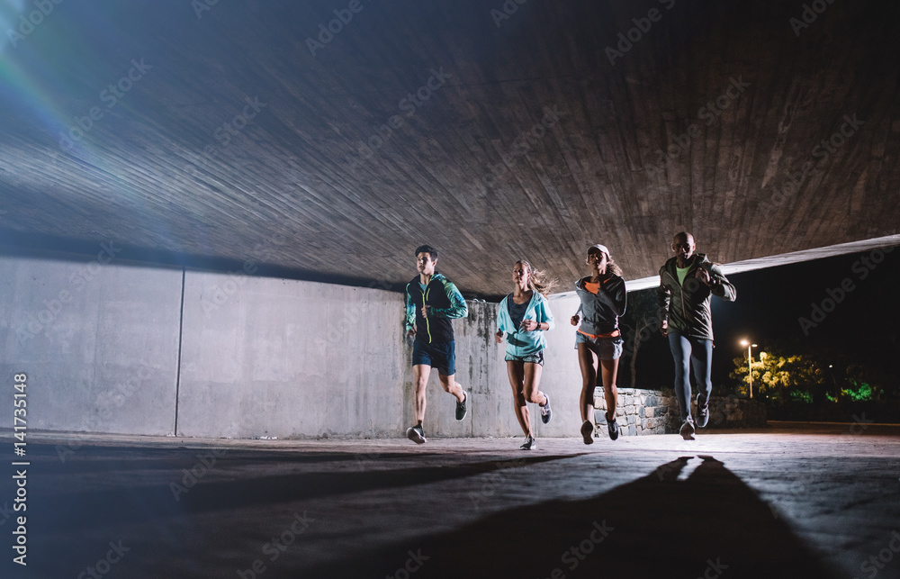 一群年轻人在晚上一起跑步