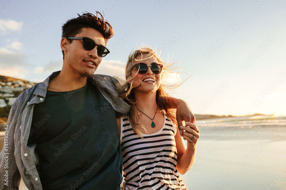 年轻夫妇在海边享受夏日