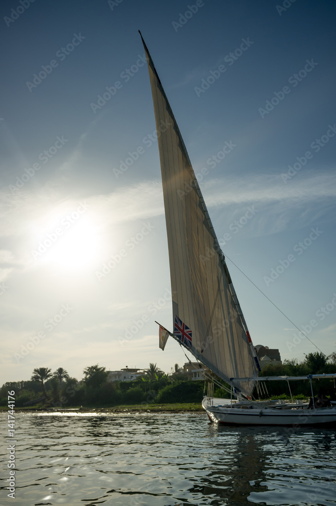 埃及。卢克索尼罗河上的船只