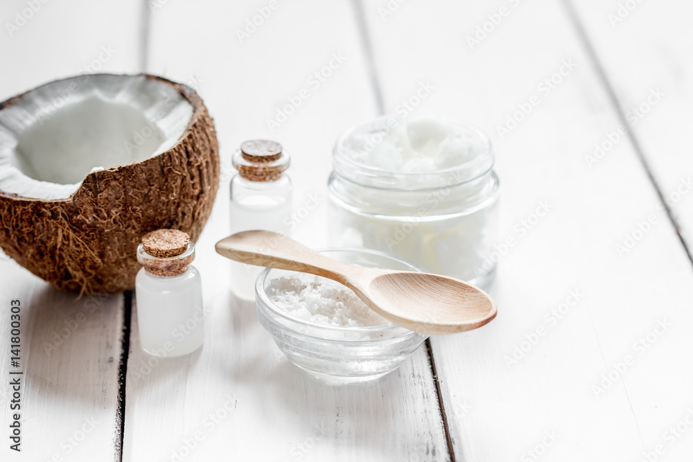 白底模型上的罐装化妆品油新鲜椰子