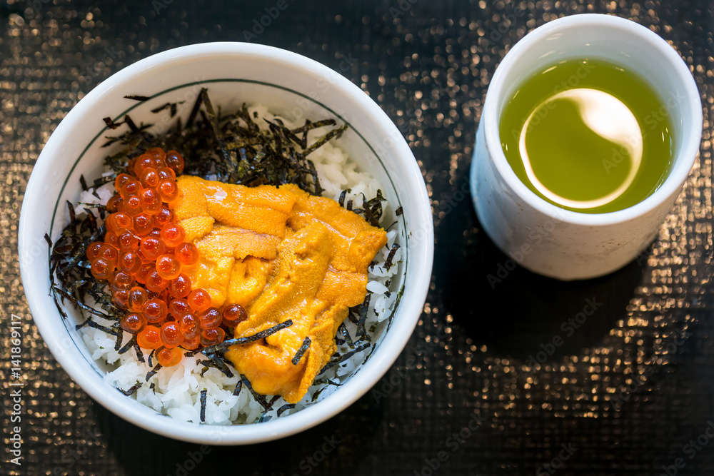 三文鱼籽和海胆蛋配米饭的日本菜