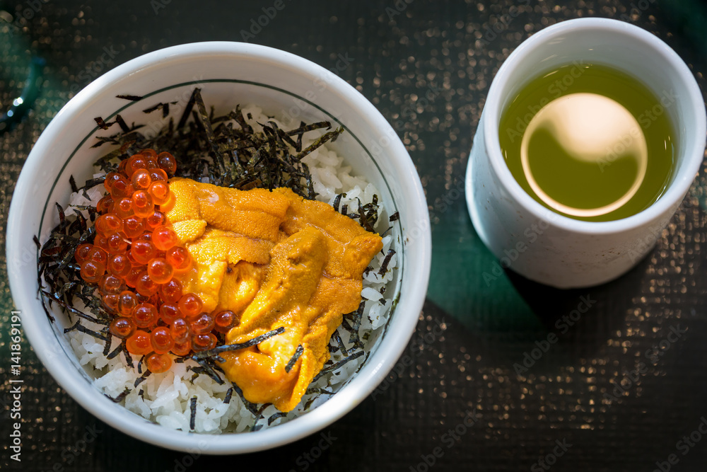 三文鱼籽和海胆蛋配米饭的日本菜