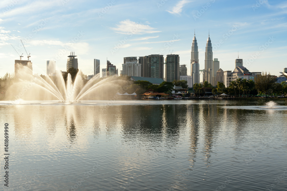 马来西亚吉隆坡提提旺萨公园的吉隆坡天际线和喷泉。