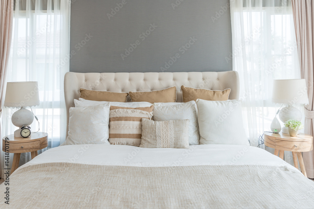柔和浅色的卧室。家里优雅经典的卧室里有一张舒适的大床。