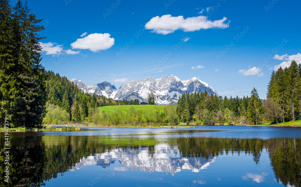 奥地利蒂罗尔州基茨布埃赫尔附近的一个小湖反映出雪山山脉