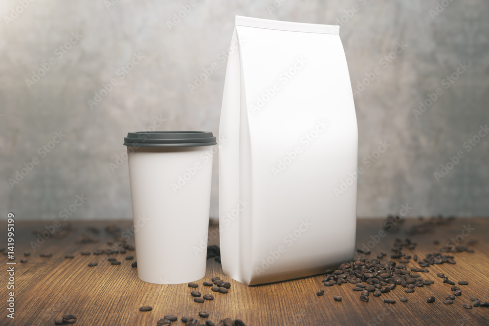 白咖啡包装和杯子