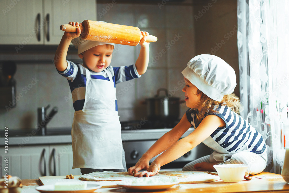 快乐家庭有趣的孩子在厨房烤饼干