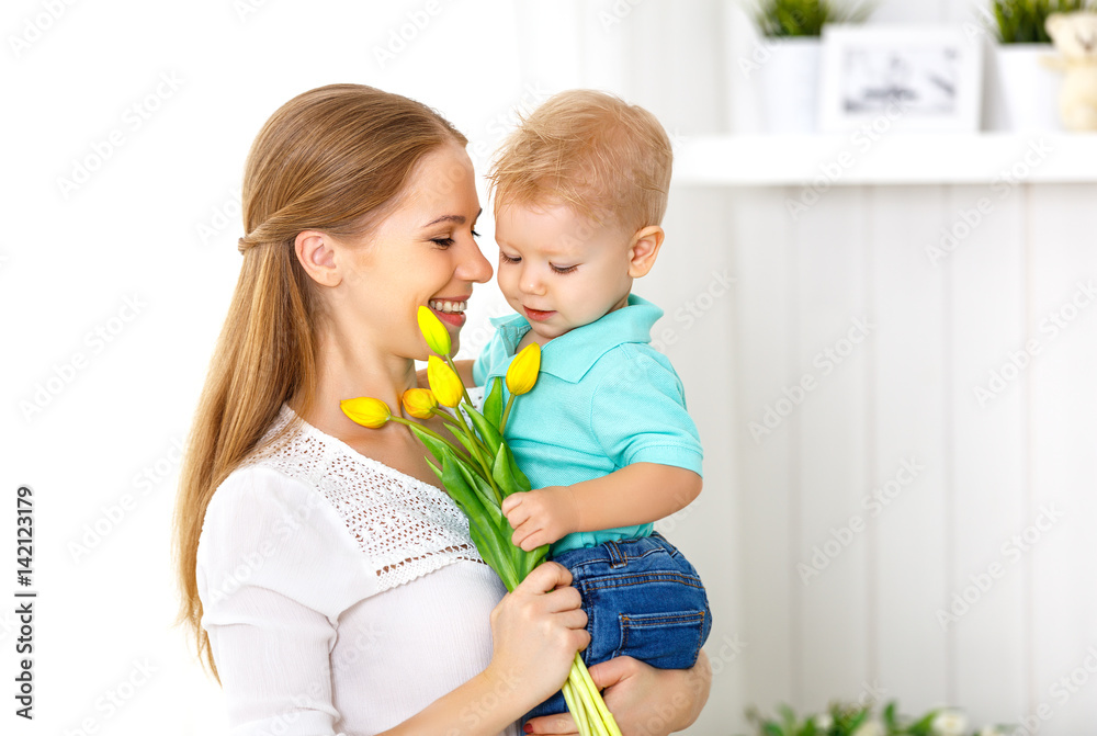 母亲节快乐。小儿子为妈妈献花