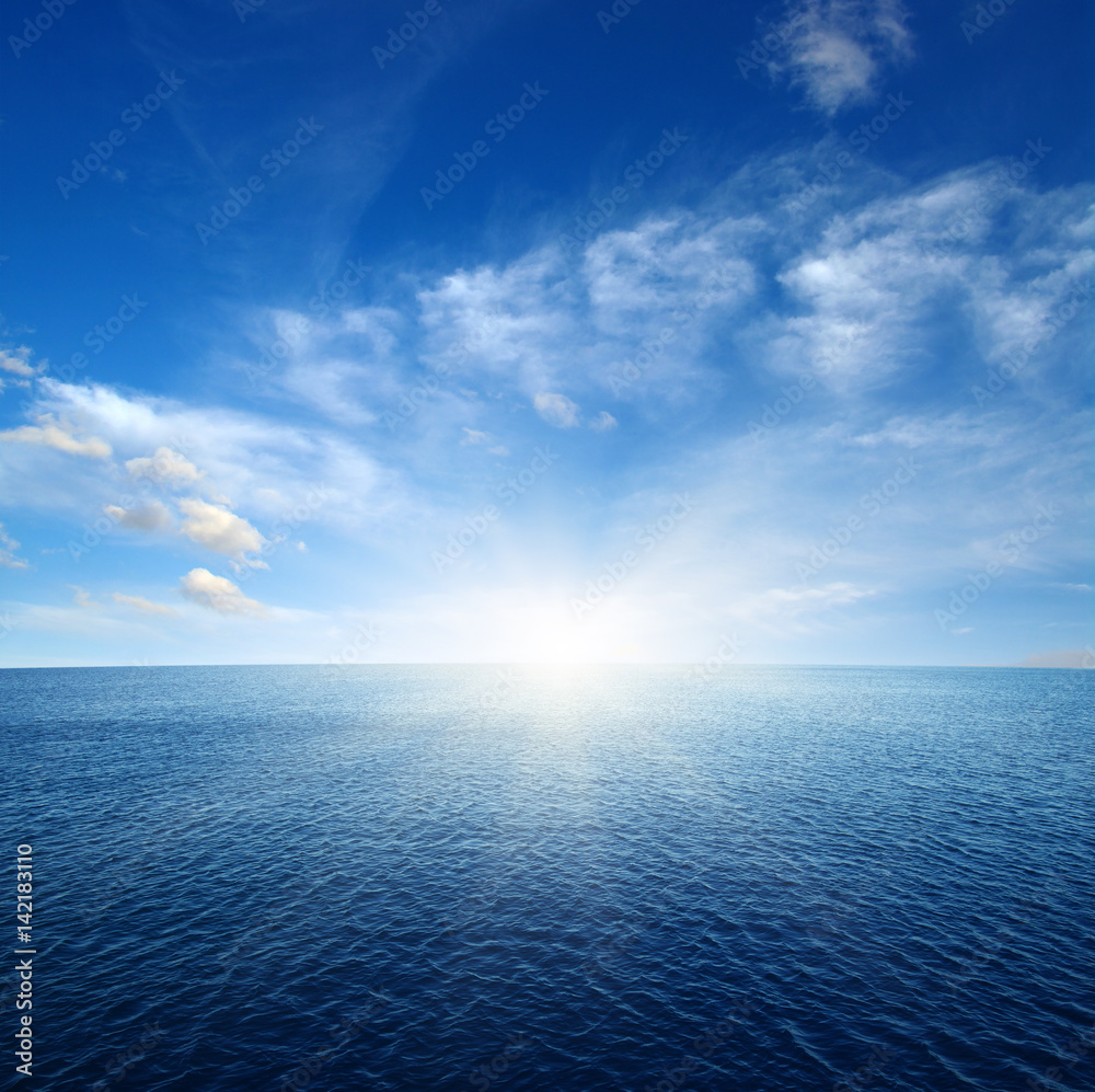 蓝色的海洋和太阳