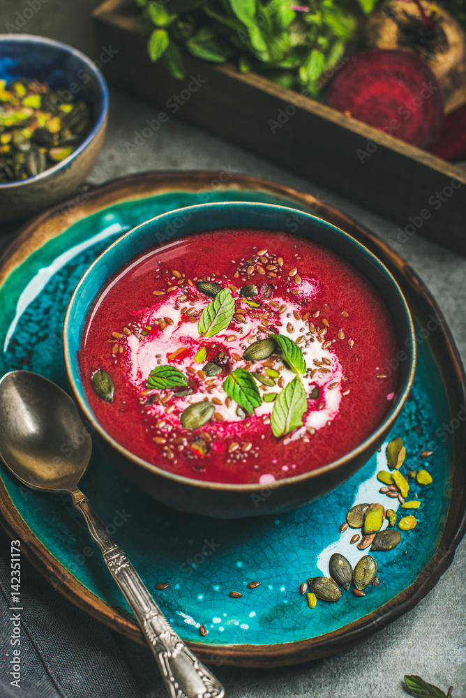 春季排毒红甜菜根汤，配薄荷、奇亚、亚麻和南瓜籽，蓝色陶瓷碗，盖在gre上