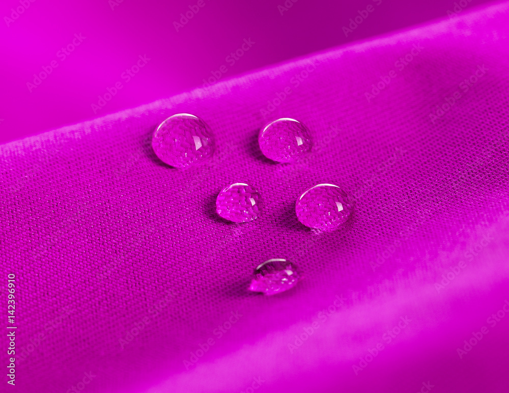 紫色防水织物，水滴特写