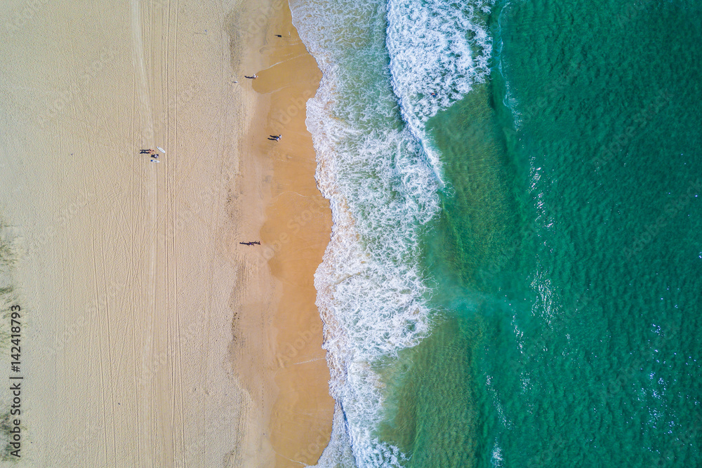 黄金海岸飞溅的海浪和海滩的鸟瞰图。
