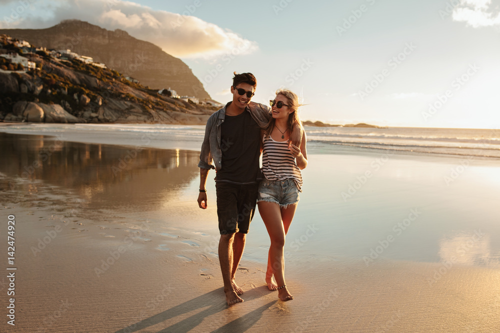 情侣在海滩享受一天