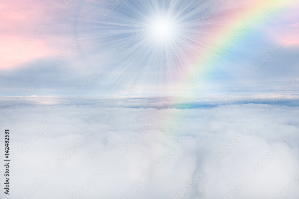 阳光和彩虹背景下的云层鸟瞰图