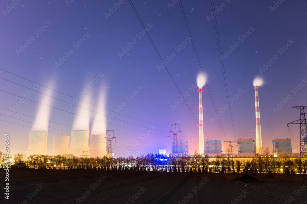 现代夜间火力发电厂