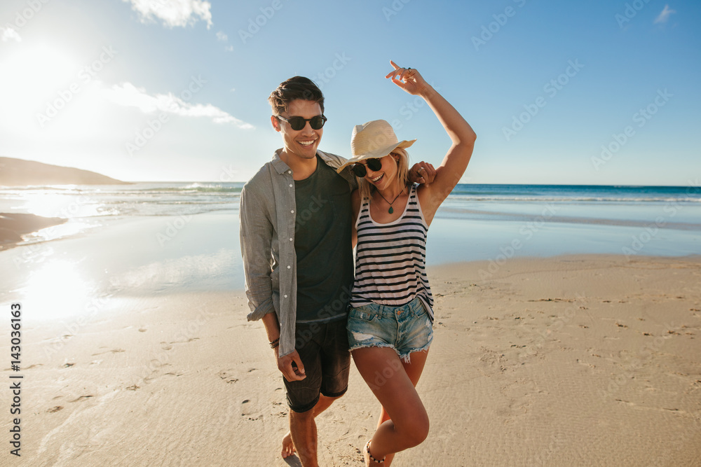 热恋中的年轻情侣在海滩上享受