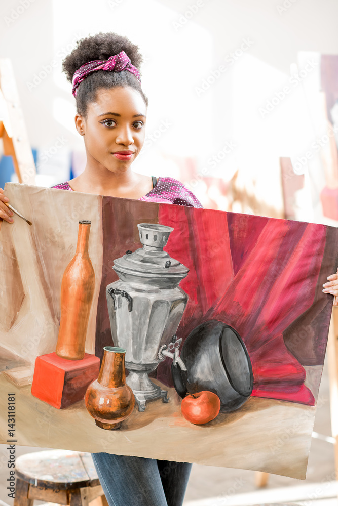 一位年轻的非洲学生的肖像，在工作室里画静物画
