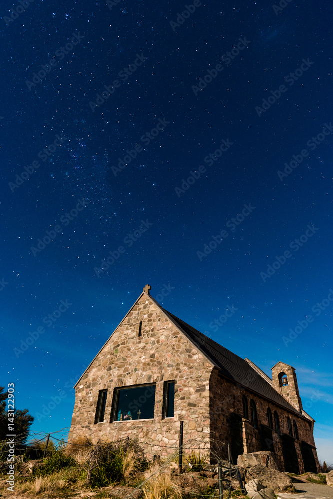 美丽的银河系在新西兰好牧人教堂上方升起。