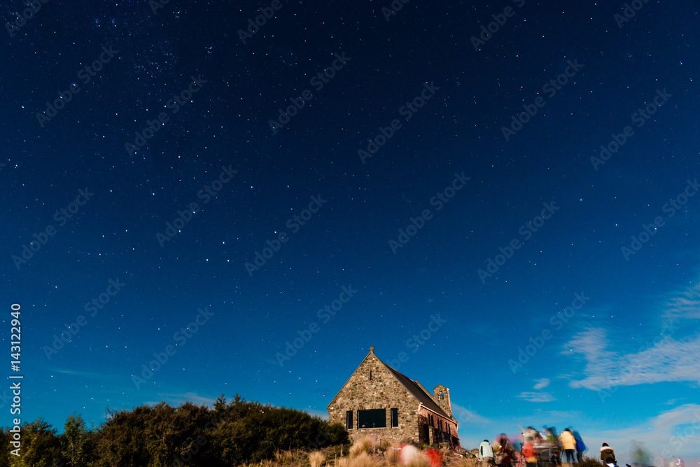 美丽的银河系在新西兰好牧人教堂上方升起。