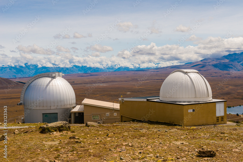 游客在约翰山大学天文台，新西兰首屈一指的天文研究天文台