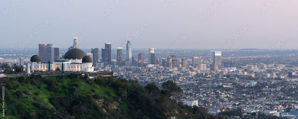 美国加利福尼亚州洛杉矶日落，格里菲斯公园全景下的市中心天际线