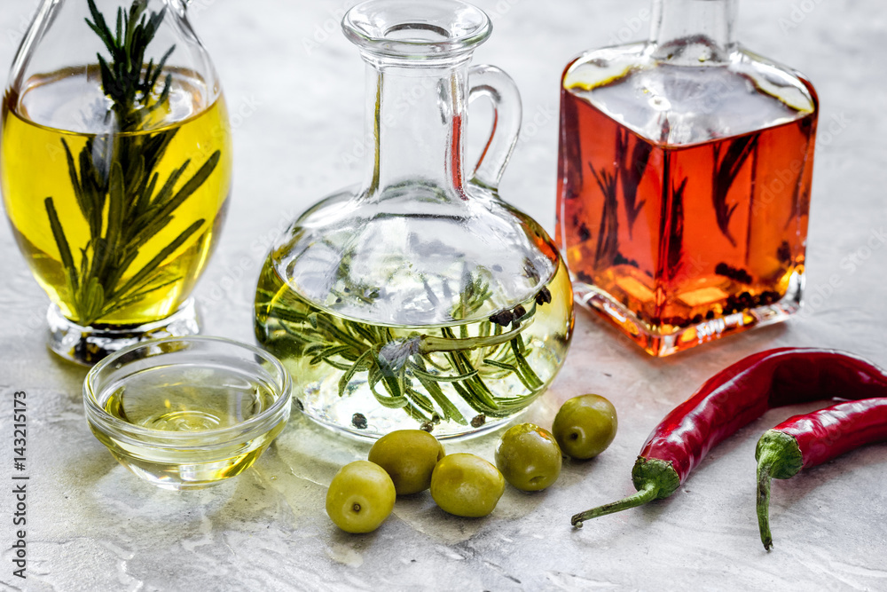 石底南瓜、辣椒、橄榄油和香草瓶