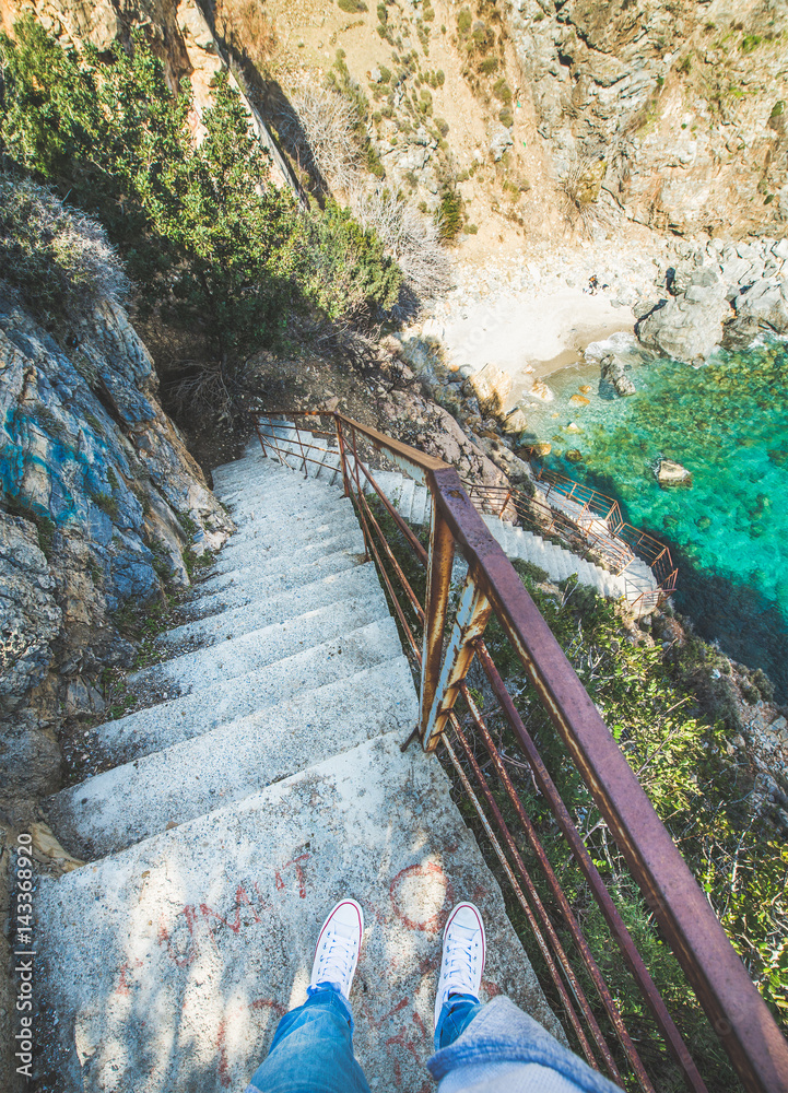 通往土耳其南部加齐帕萨镇附近地中海海岸秘密泻湖的楼梯