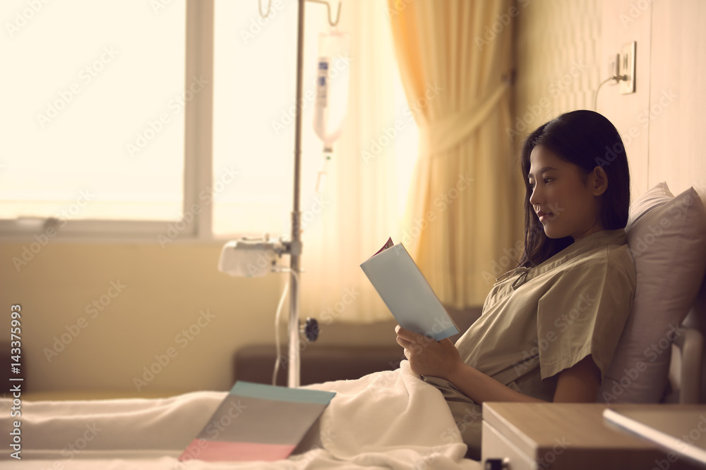 病人病房里的女人她在看书放松